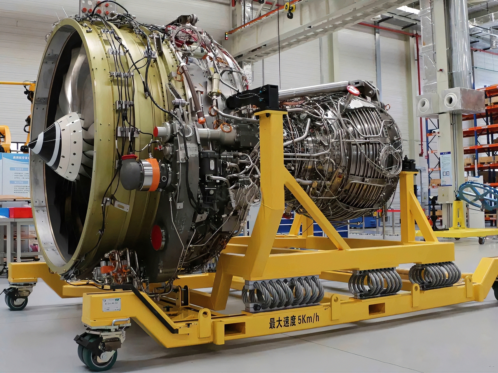 1月6日,cj-1000a大函道比民用涡扇发动机完成首飞,该型发动机具备