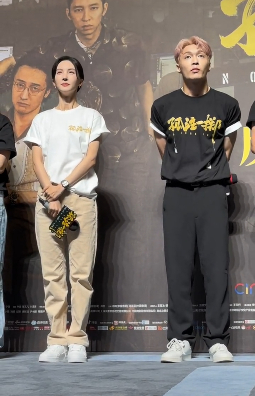 张艺兴和金晨在北京出席了电影《孤注一掷》的首映礼,两人在剧中的