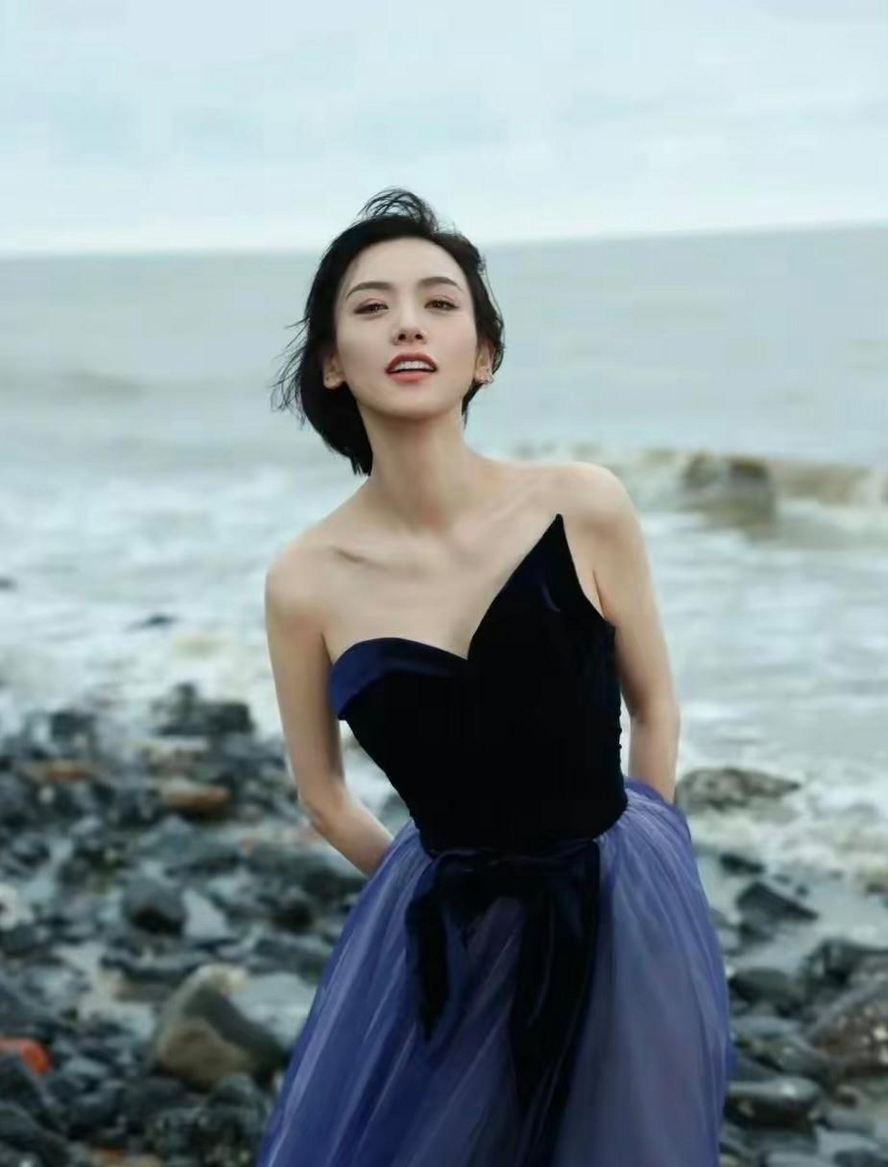 刘恺威现任女友李晓峰,穿抹胸裙配短发俏皮灵动,一点不比杨幂差!