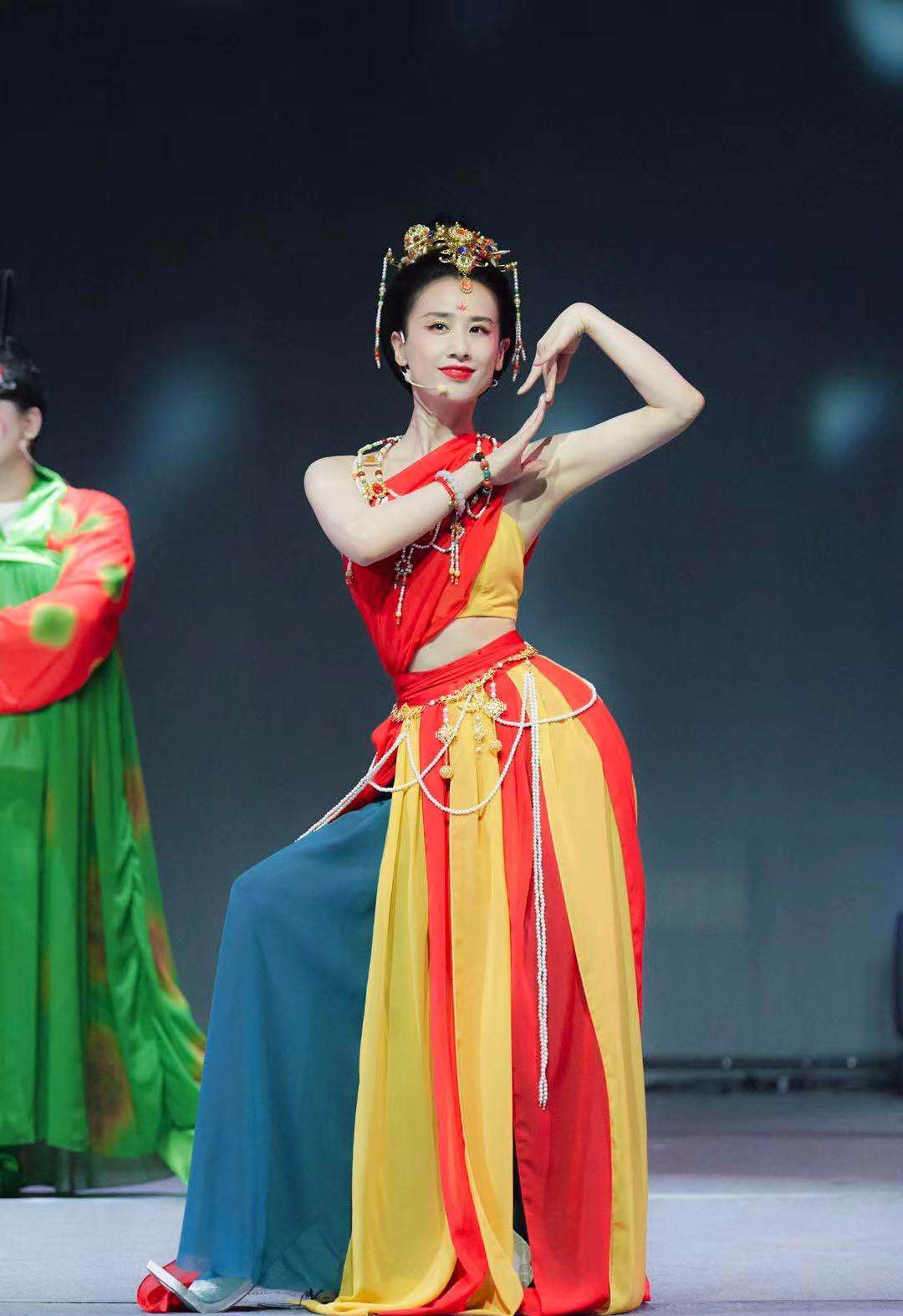 黄圣依模仿敦煌壁画天女身材出挑造型惊艳