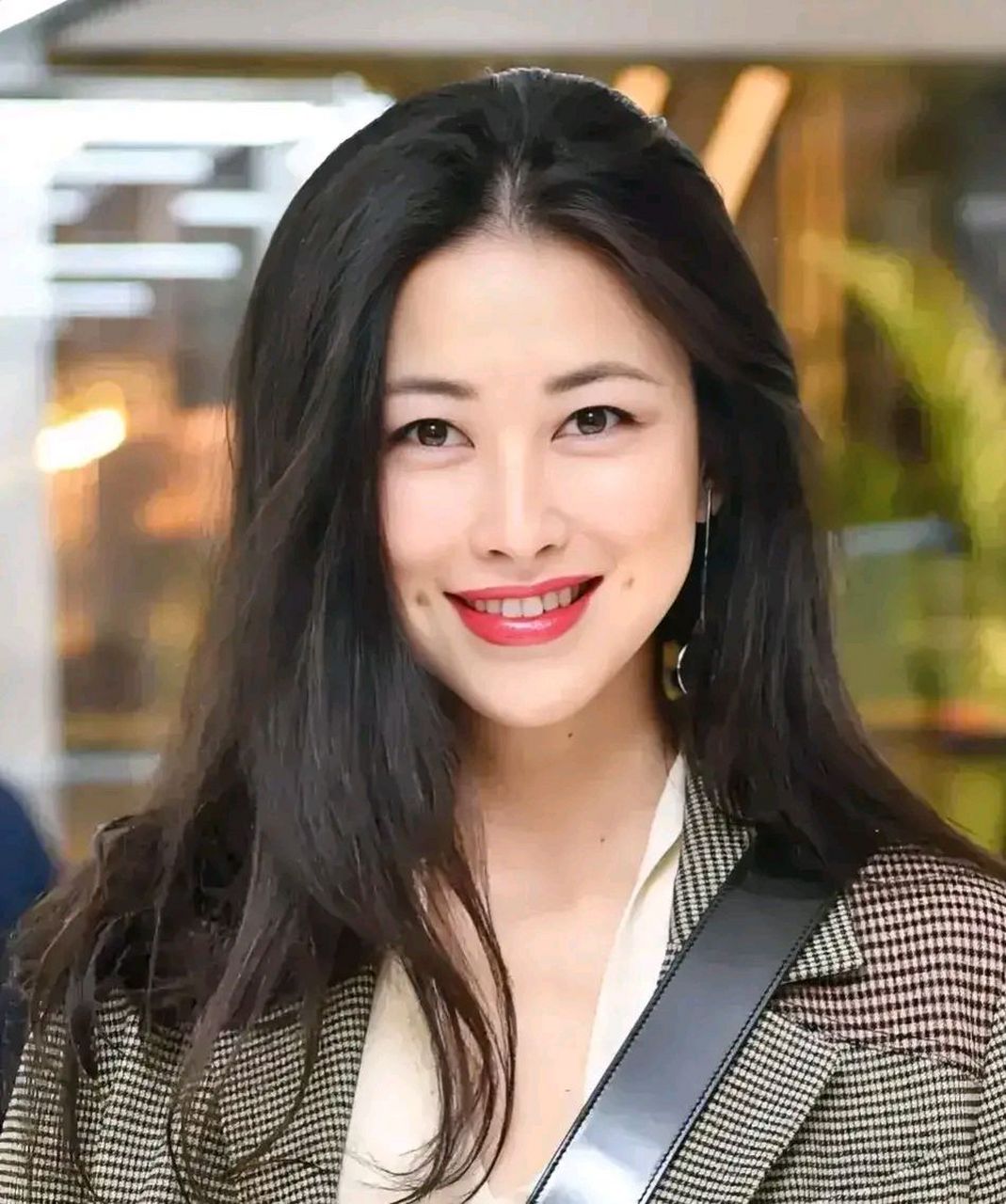 朱珠小时候非常活泼好动,有一次她和父母一起去公园玩耍,看到一个很高