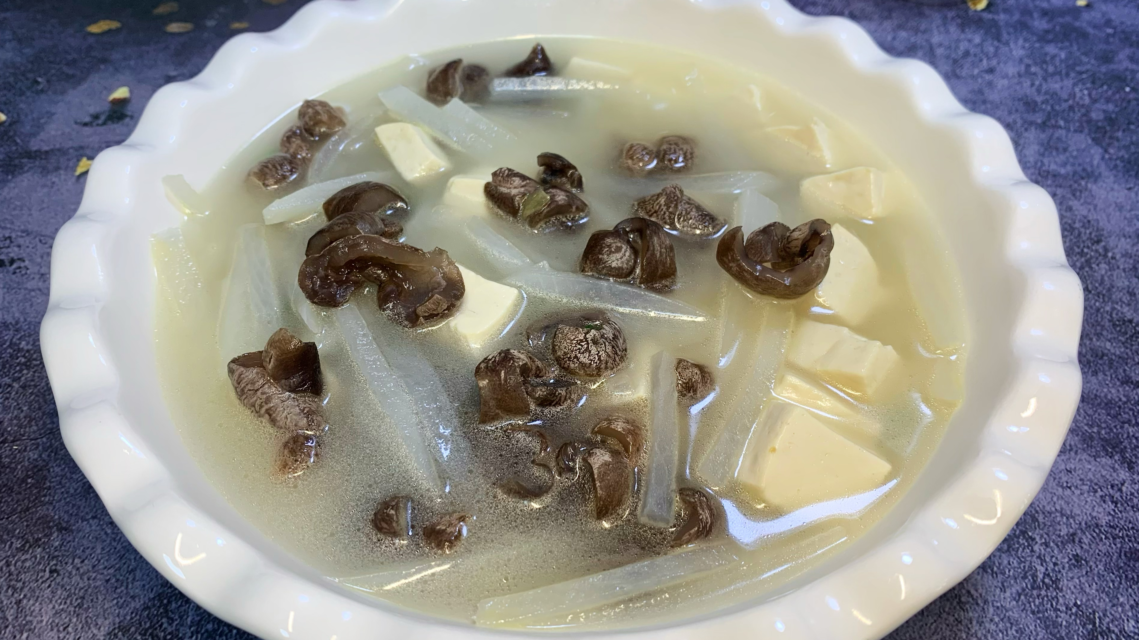 海参萝卜豆腐汤家常做法,汤汁奶白浓郁,味道鲜美,全家人都爱喝