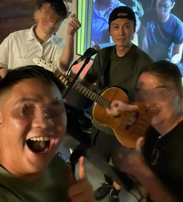 62岁栋笃笑始祖黄子华近况曝光,与圈外朋友相聚,开心谈吉他唱歌