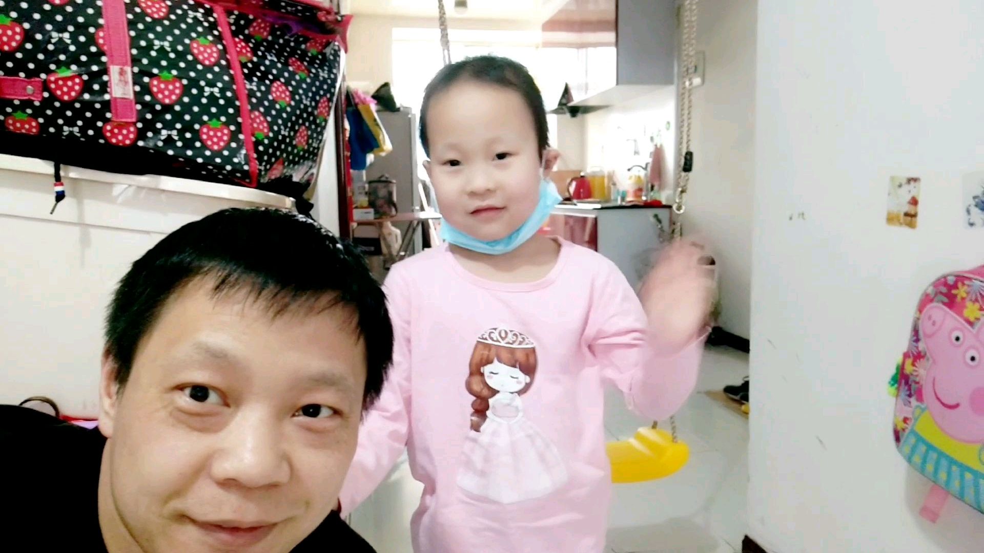 和小宝贝接老婆下班晚饭俩个简单菜炸兴凯湖虾和素拍黄瓜