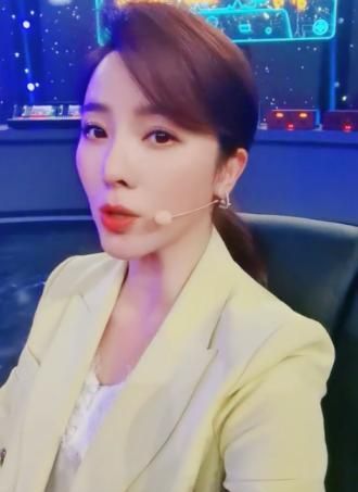 央视才女李思思晒工作室唱歌视频,妆容精致,发微博传递正能量
