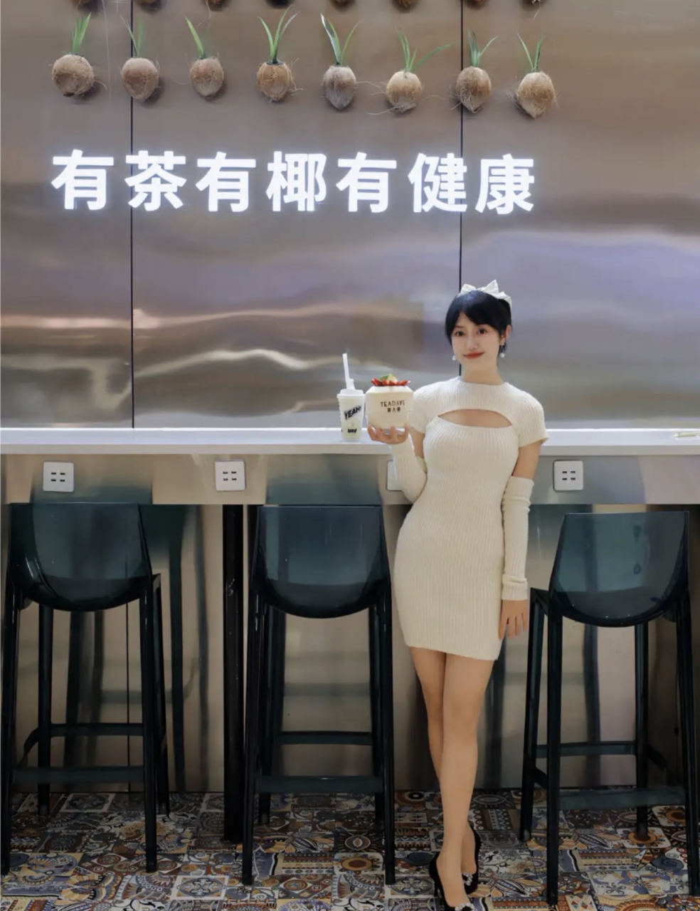 奶茶店里的连衣包臀裙气质美女服务员