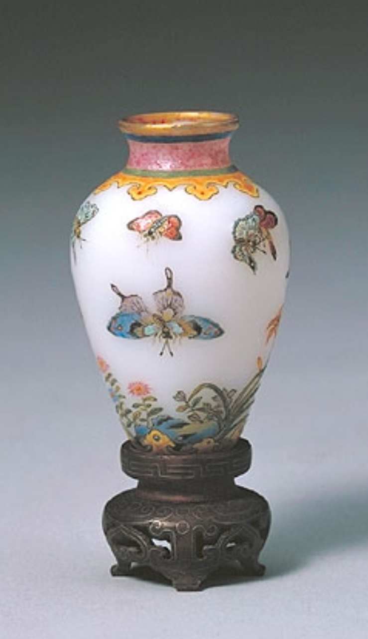 【如果国宝会说话】 玻璃胎画珐琅蝴蝶纹瓶 瓶吹制而成 圆形小口 腹部