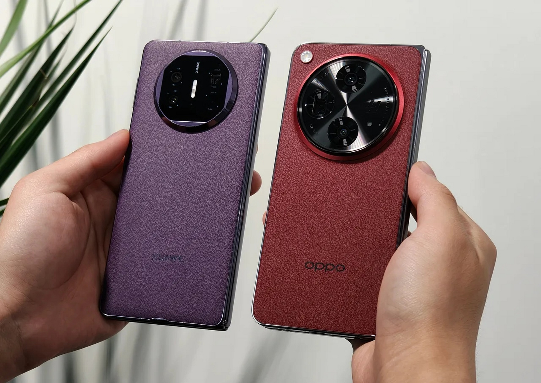华为mate x5典藏版和oppo find n3典藏版同框照.