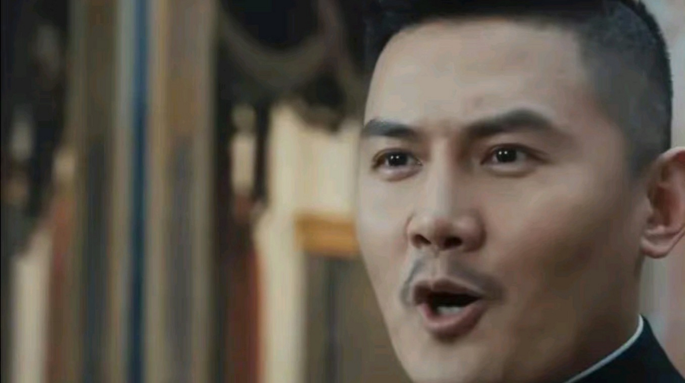 电视剧《薄冰》中,有两撇小胡子的日本人当众掏出自己的枪,猥琐地对