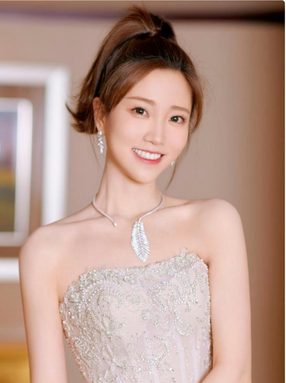 张纯烨是一位在主持界颇有成就的内地节目主持人,其优秀的表现和