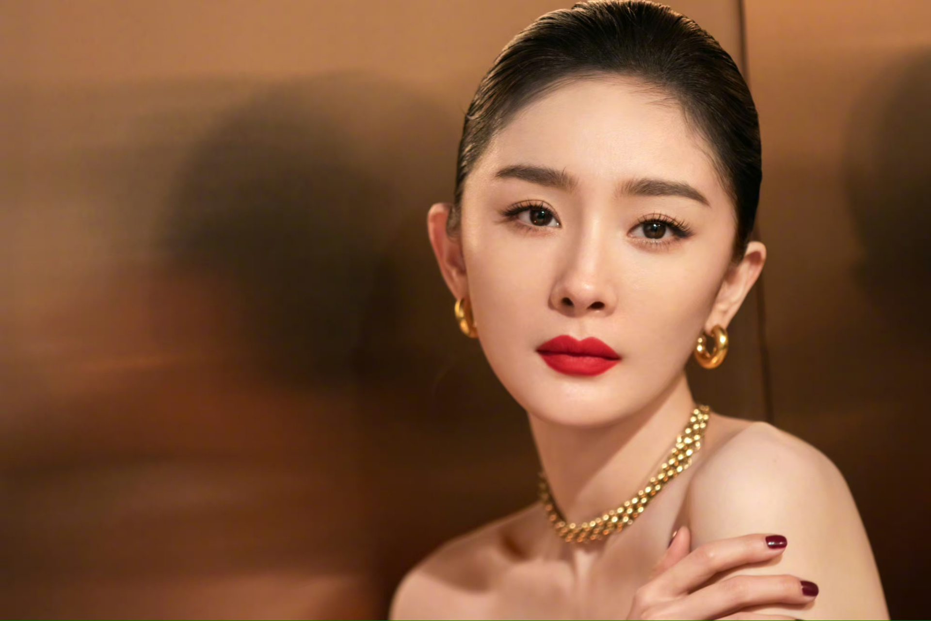 新的一个月见新的杨幂[哇] 盘发红唇怼脸优雅高贵的美人[送花花]