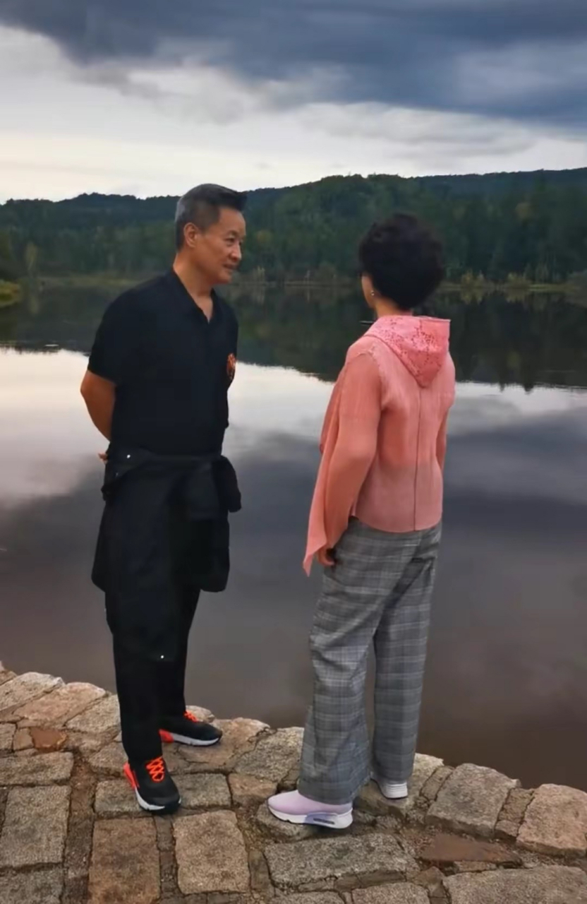 阎维文与妻子出游!刘卫星瘦到青筋暴起,抗癌30年老公不离不弃