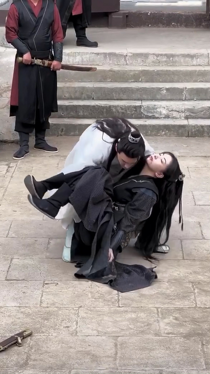 63岁费翔轻松横抱170🈶️肌肉美女娜然转圈,你让内🐟细🐶男的