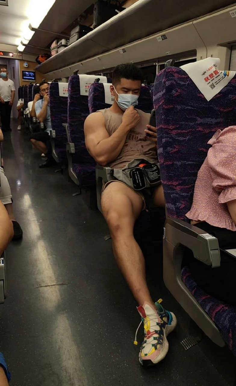 地铁上看到一个帅气的肌肉男,禁不住诱惑偷拍了