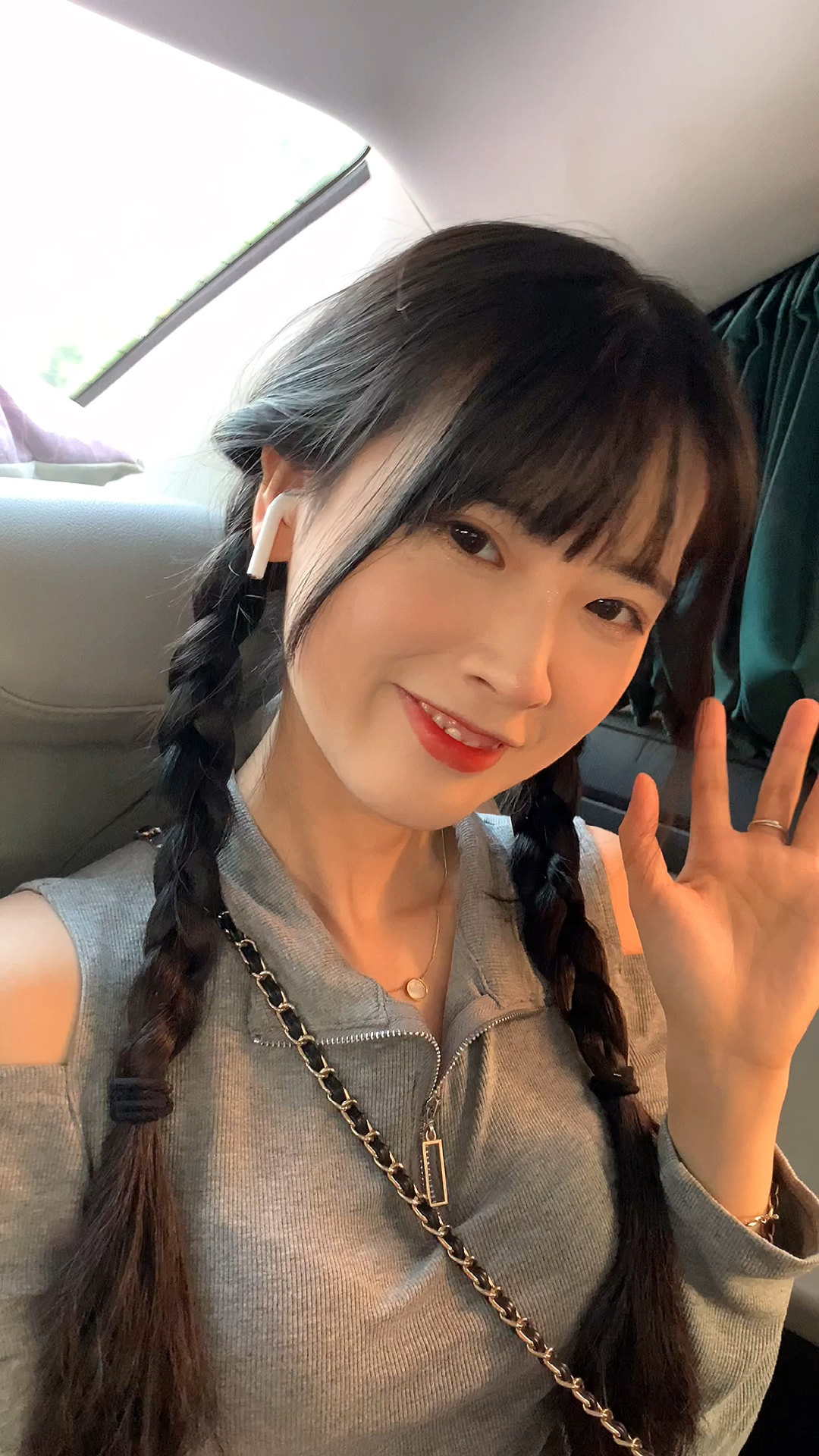 双马尾齐刘海女孩