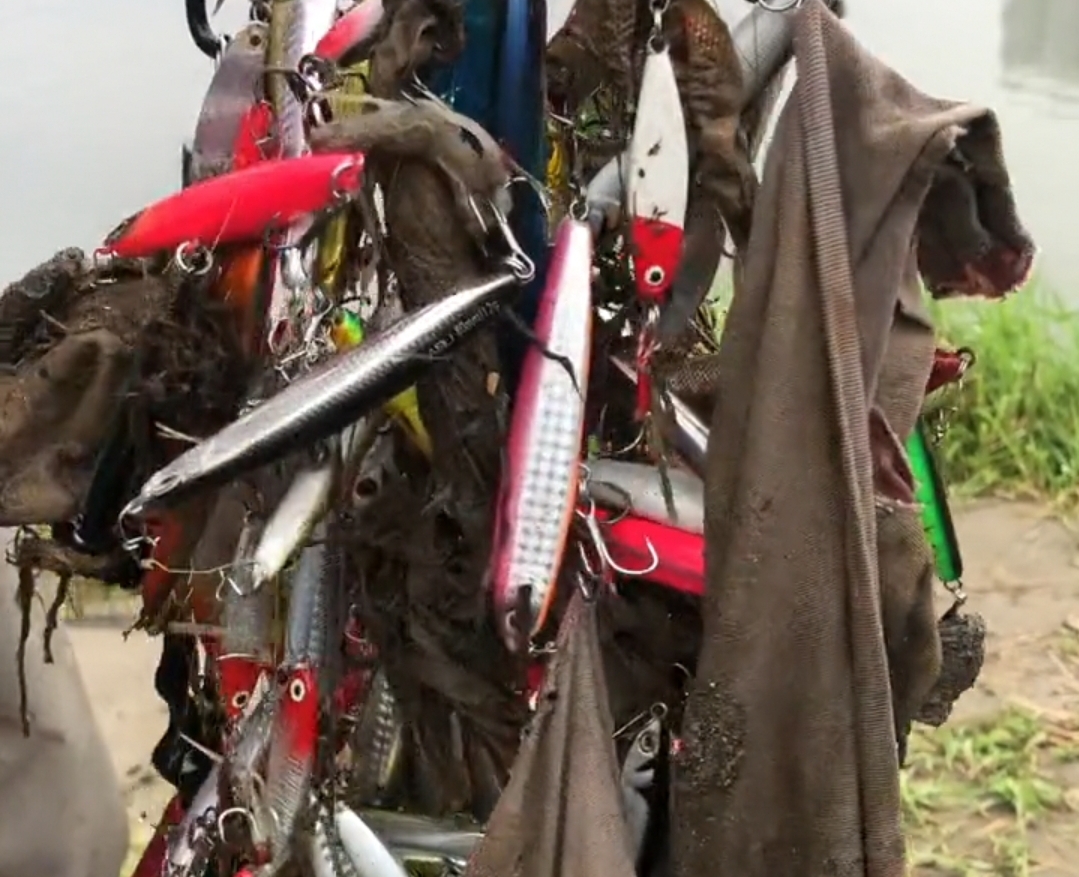 幸运?四川钓鱼人河里钓起烂布条却挂满"假鱼",网友:发财了!