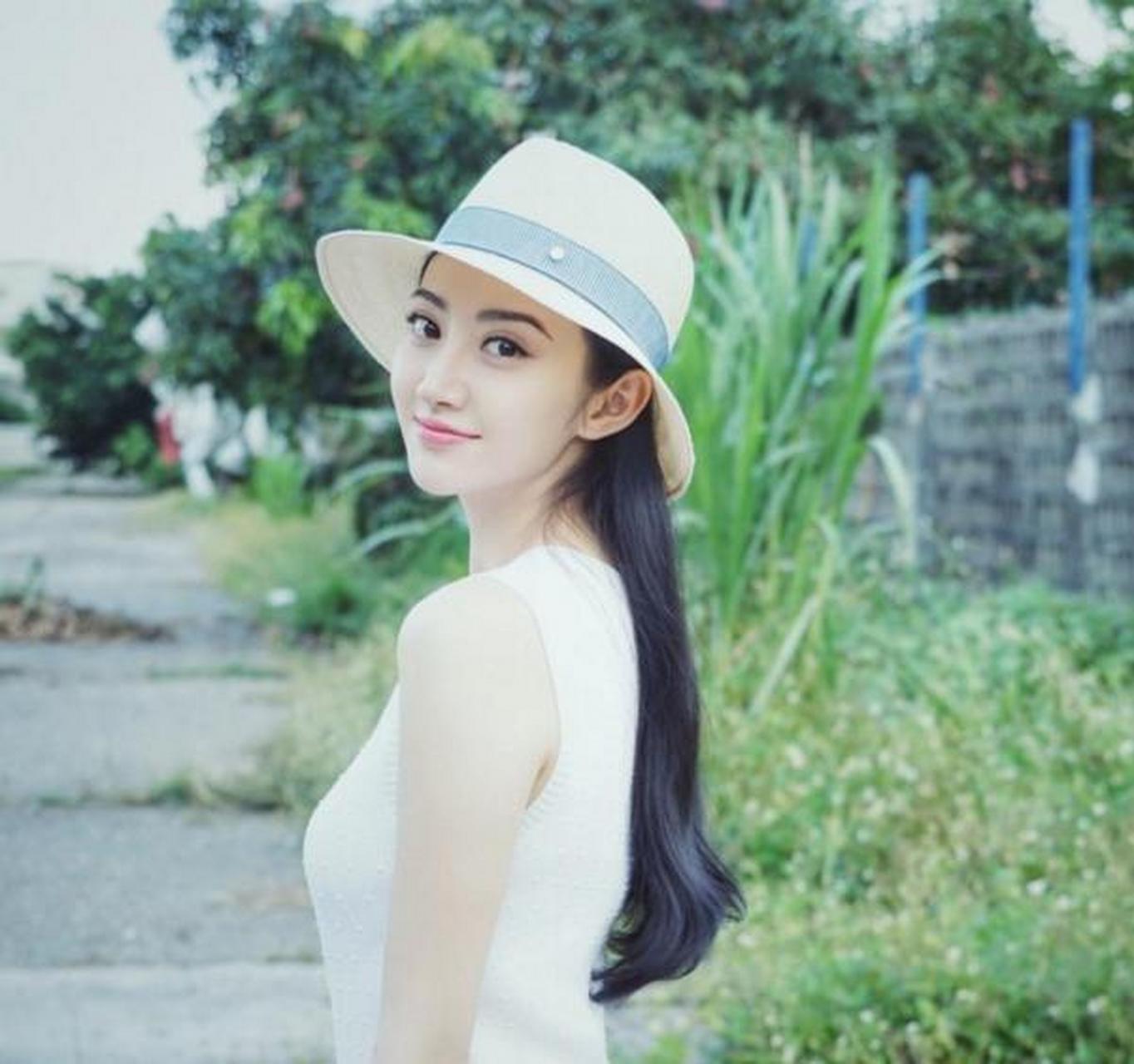 席幕容经典诗歌 回眸/席慕容 前世,我频频回眸 挥别的手帕飘成一朵云