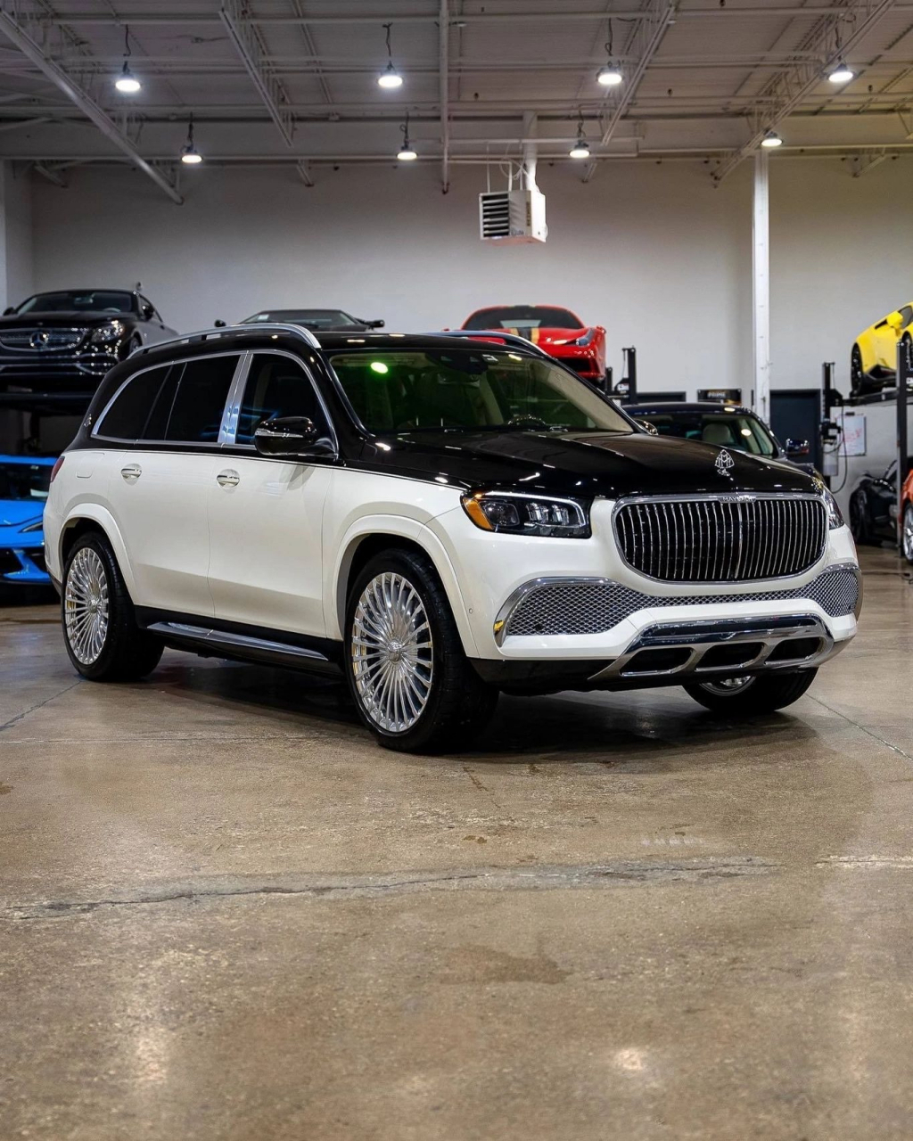 迈巴赫gls600还是个黑白双拼的车型,这个你能受的了吗?小高侃车