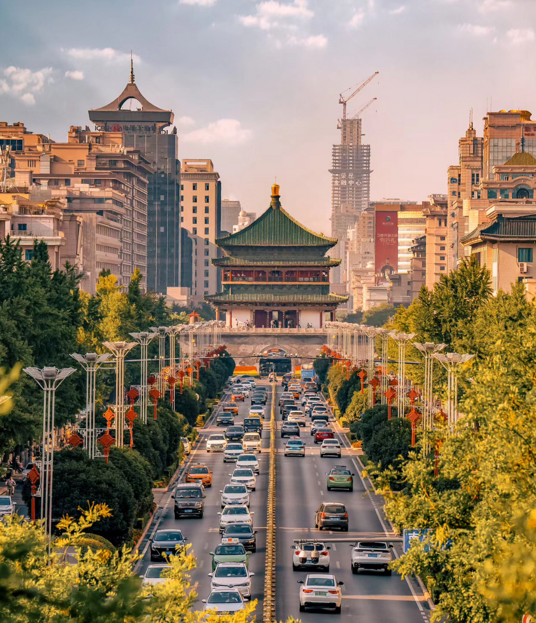 在西安城墙南门远眺整个南大街,可以一眼看到西安钟楼全貌,还可以一览