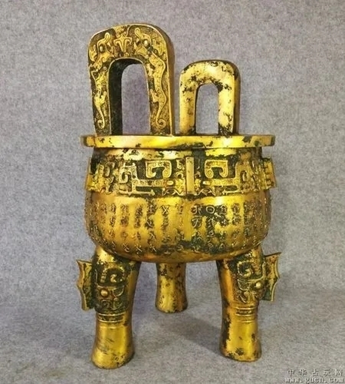 而是金灿灿的黄金的颜色,现在我们看到的出土的青铜器之所以呈青绿色