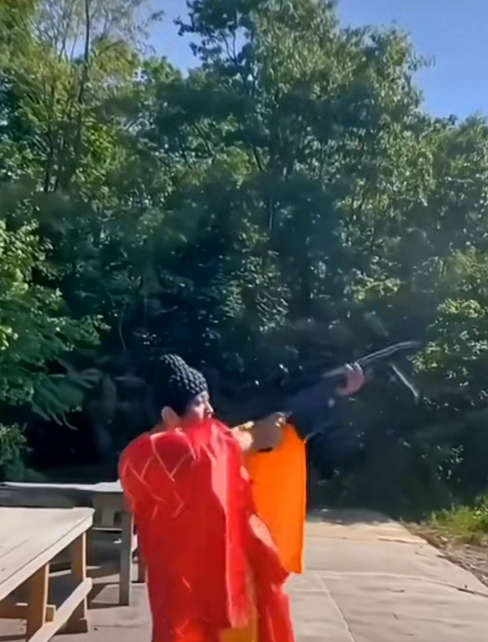 当如来穿上袈裟,架起机关枪,知道后果是什么吗