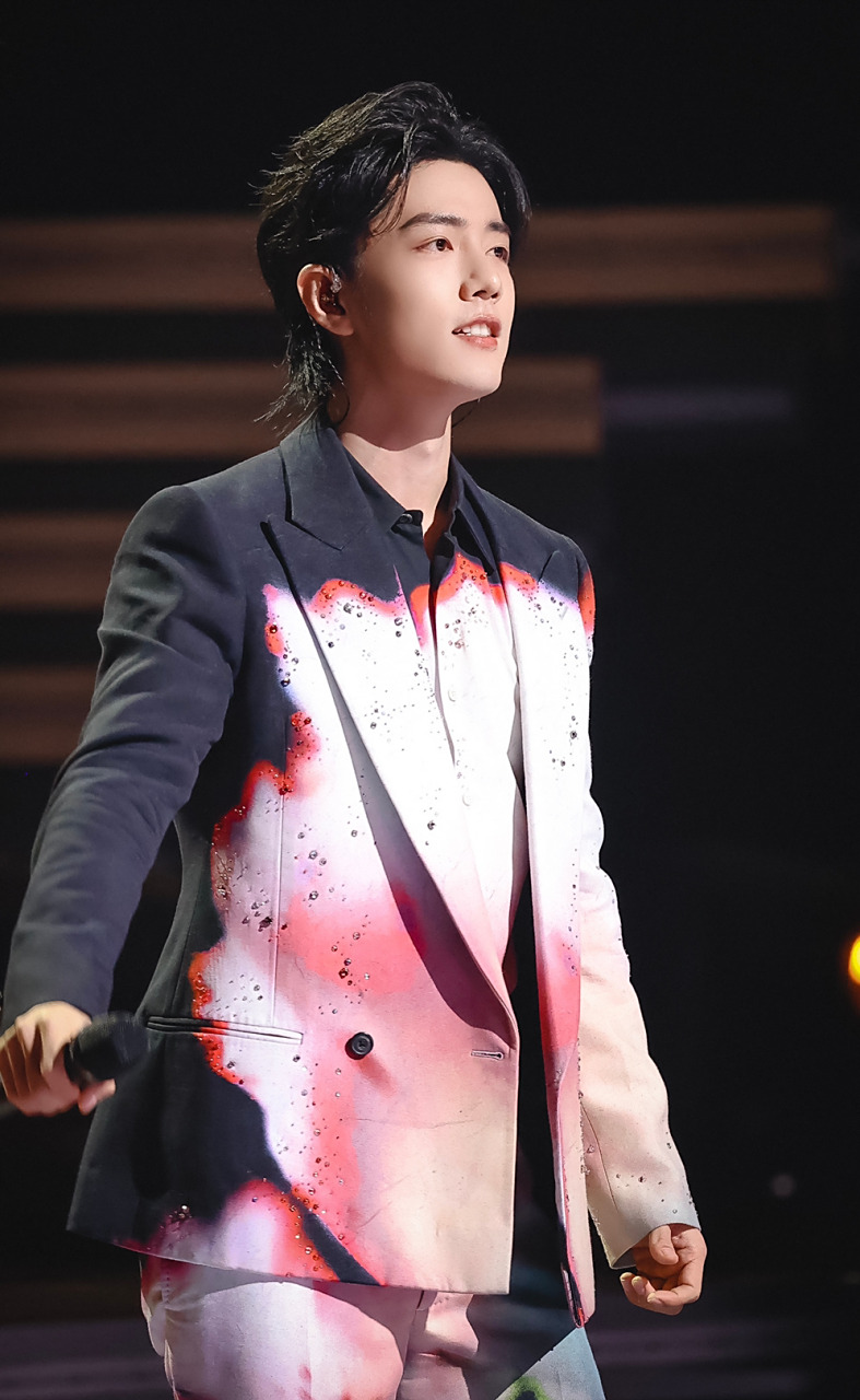 肖战潇洒走一回# #肖战真唱#  繁华的都市,寂寞的街头,俊美的港风大