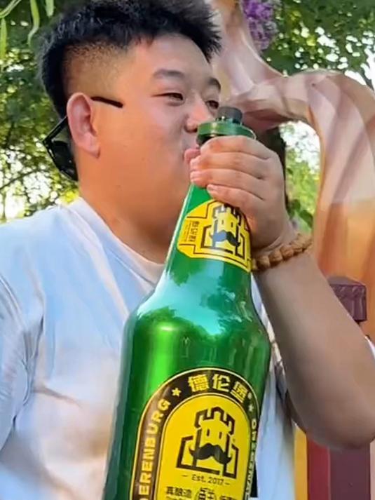 男子给"雪饼猴",送二十斤十升"大啤酒"