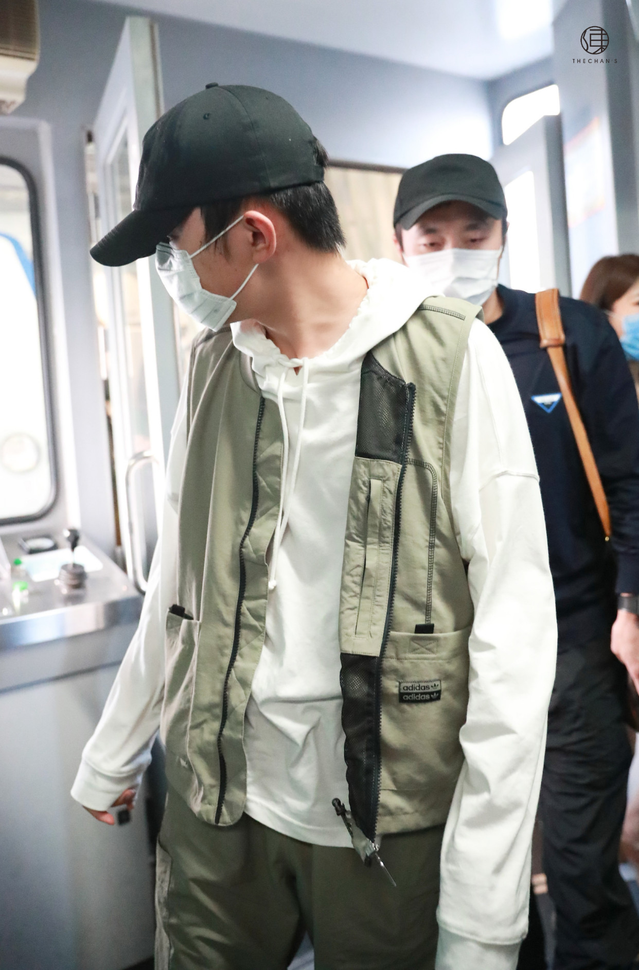 易烊千玺机场饭拍,白色连帽卫衣外搭工装马甲,低调又帅气的少年