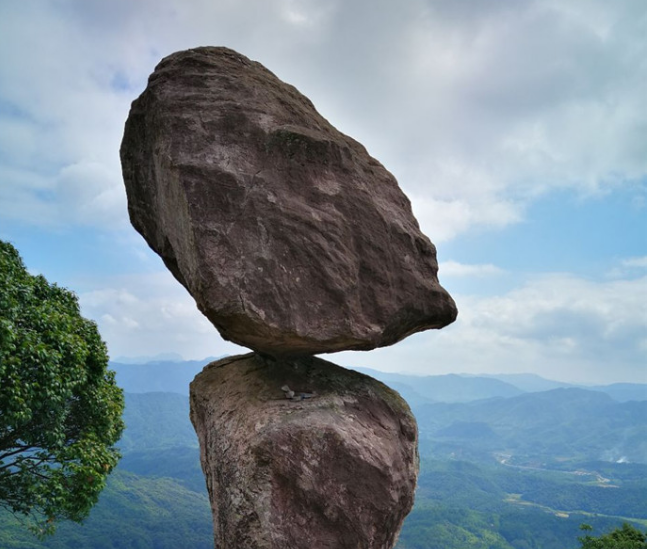 福建大山顶上有块石头,名字超浪漫,外形却很"恐怖"