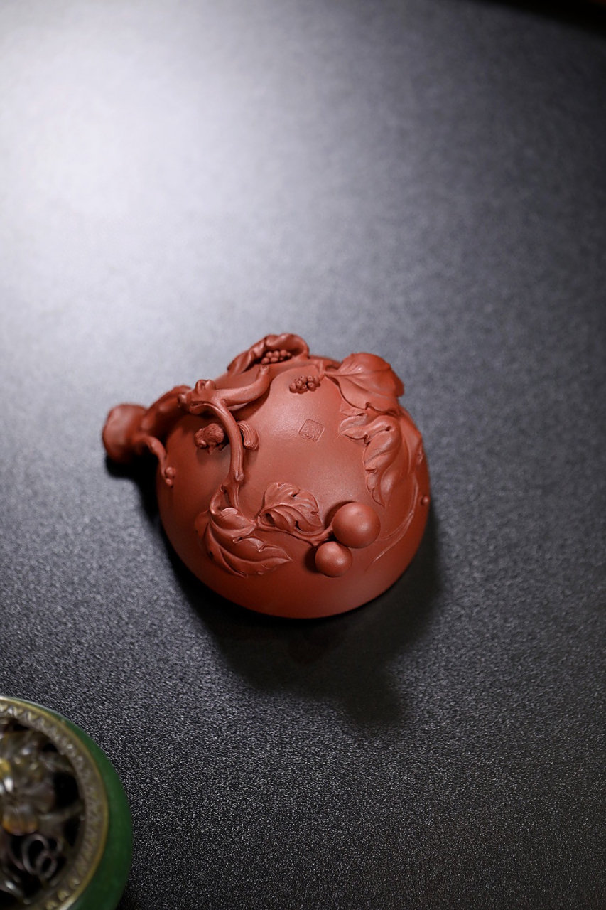 鸣远圣桃杯|优质清水泥|200cc|全手  枝干与器身衔接流畅,葡萄果叶