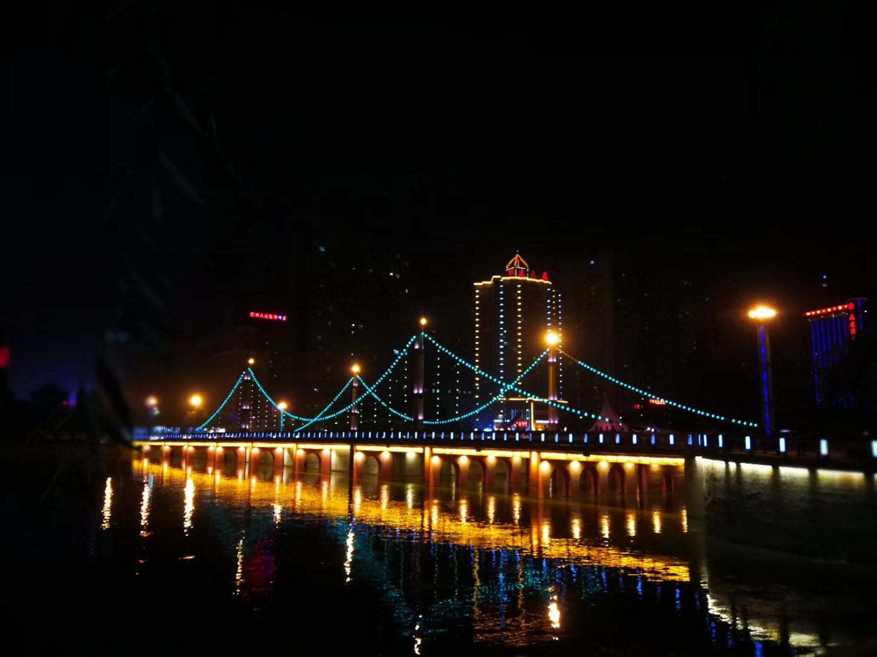 新疆库尔勒夜景,一条孔雀河穿城而过