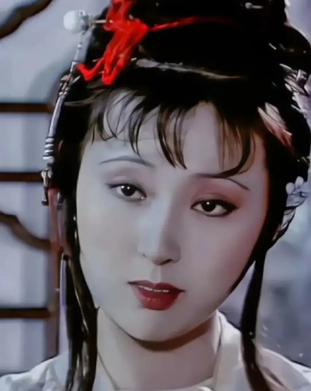 陈晓旭演林黛玉确实有点儿将就,她主要就是仗着高超的化妆和优秀的