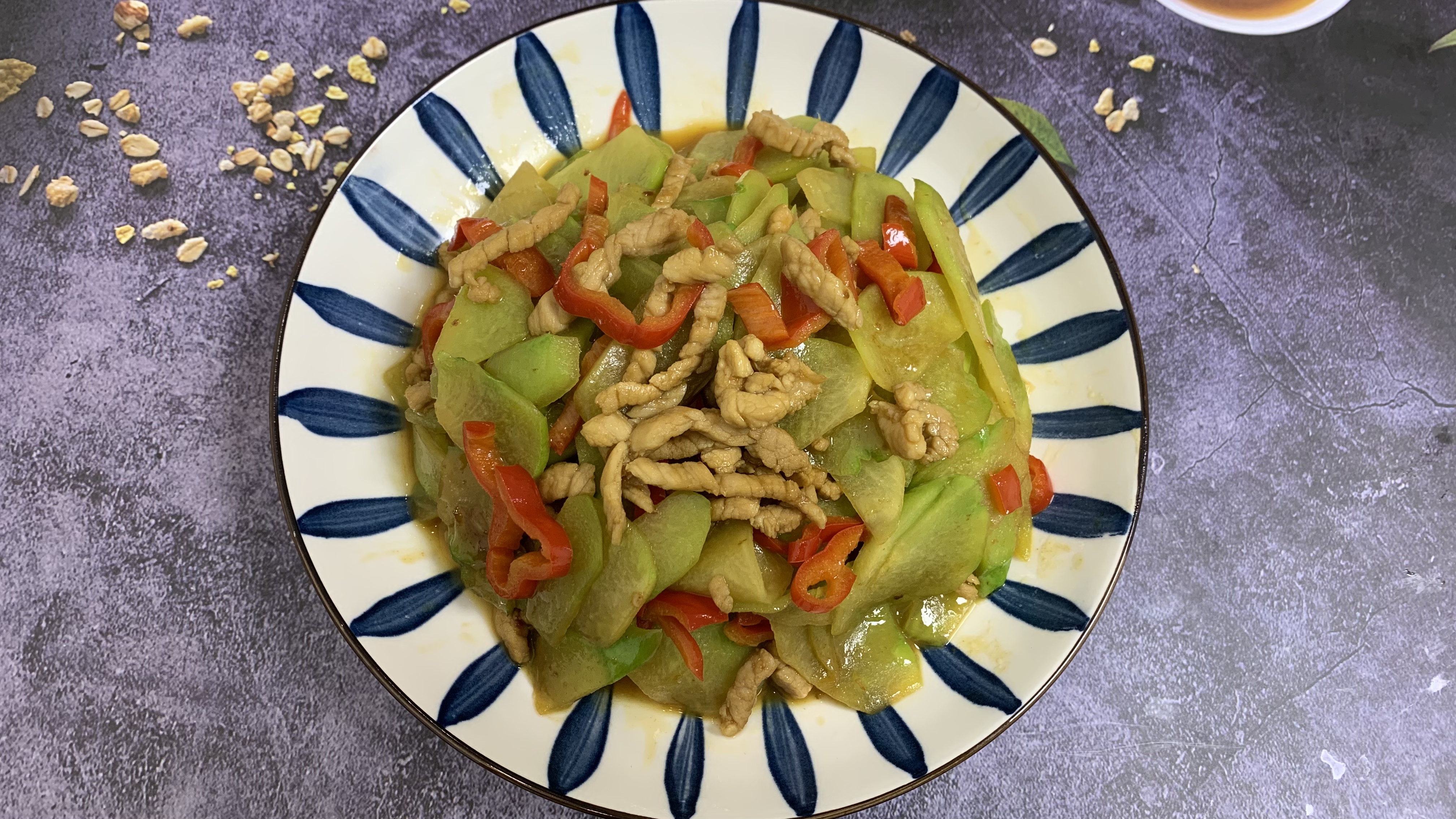 这才是佛手瓜最好吃的做法,瓜片清脆爽口,肉丝滑嫩入味,真下饭