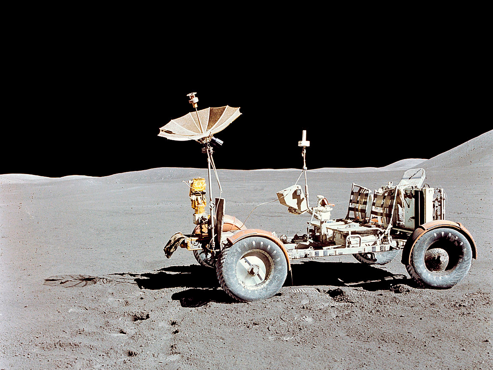 阿波罗登月照片(疑点之三)  图1和图2:月球车旁能看见深深的脚印慈 