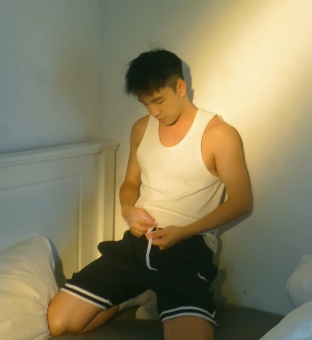 英俊,单纯的00后小奶狗,浑身散发青春气息,可爱的模样让人喜欢