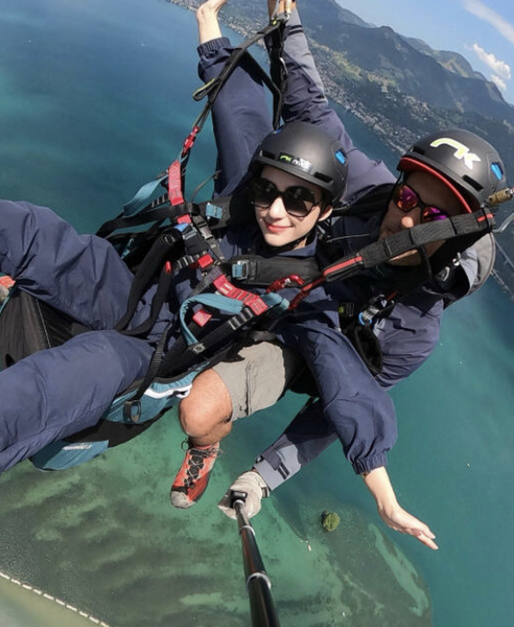 何超莲胆子真大,在瑞士跳伞的时候一点儿也不紧张非常开心,手舞足蹈