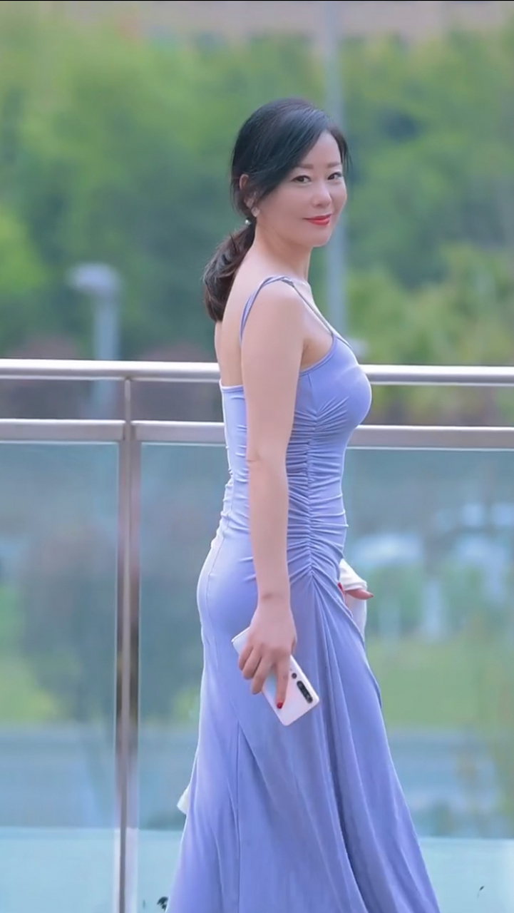 美丽优雅,风韵成熟迷人,女人味十足的美女姐姐.