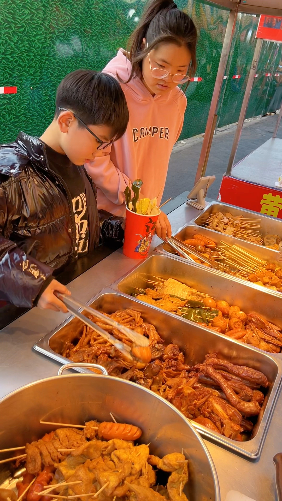 一个人摆摊就能做的热卤小吃,荤素都有