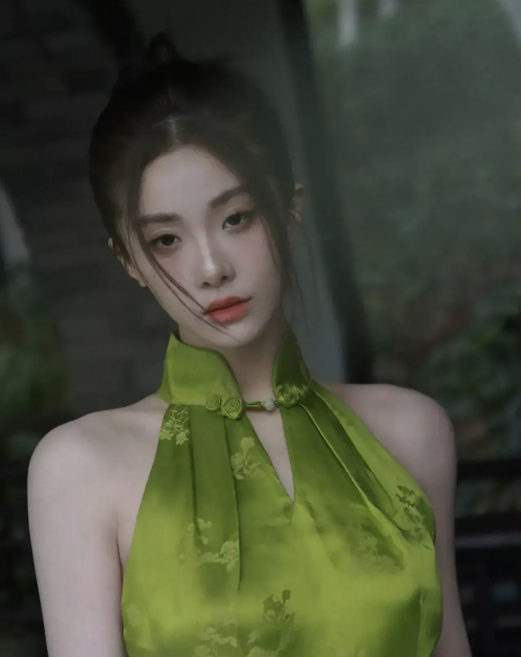 喻言虽然曾经是满背刺青的小姑娘,但如今成为了大明星,她的气质和颜值