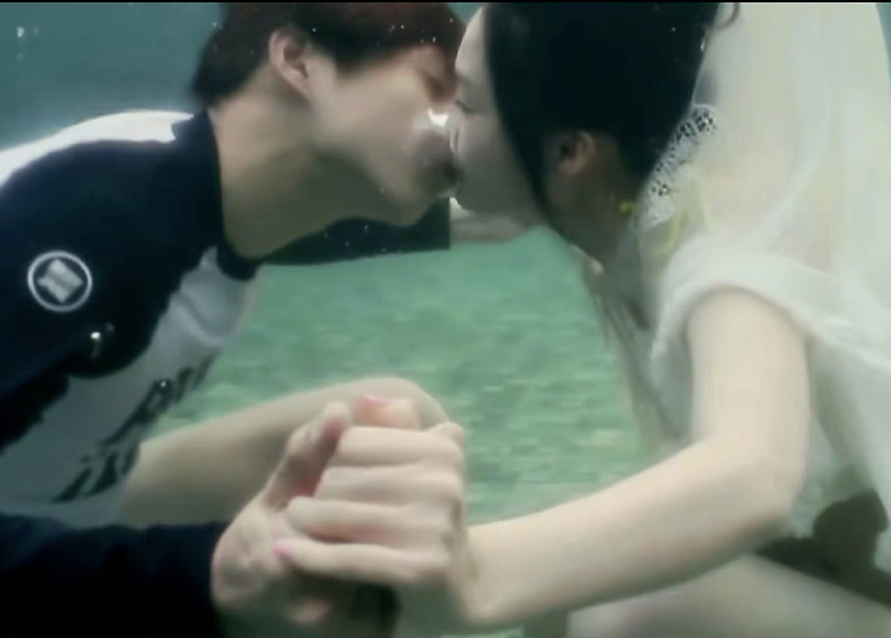 魏大勋李沁上过恋综,还在水中接吻,李沁给魏大勋吹头