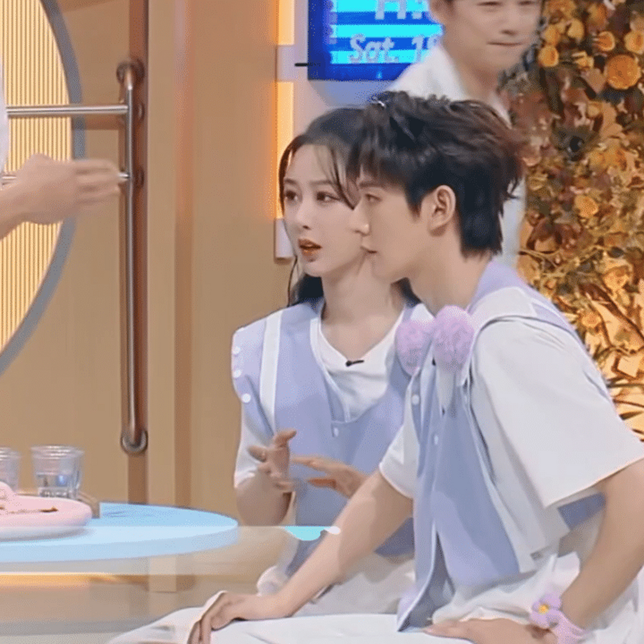 下期的《你好星期六》里,杨紫真的主打一个手忙脚乱,泼水那一幕真的