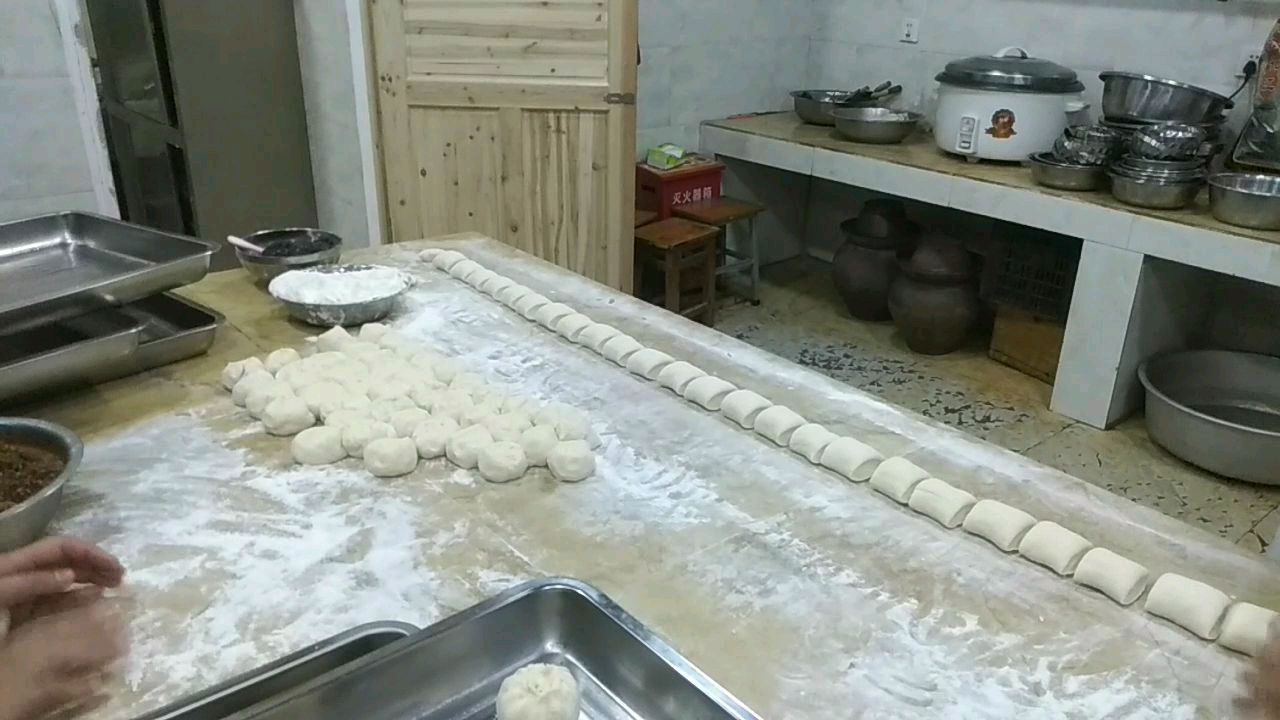 今日早餐分享:酱肉包子,手工馒头,稀饭,鸡蛋,川北凉粉,咸菜