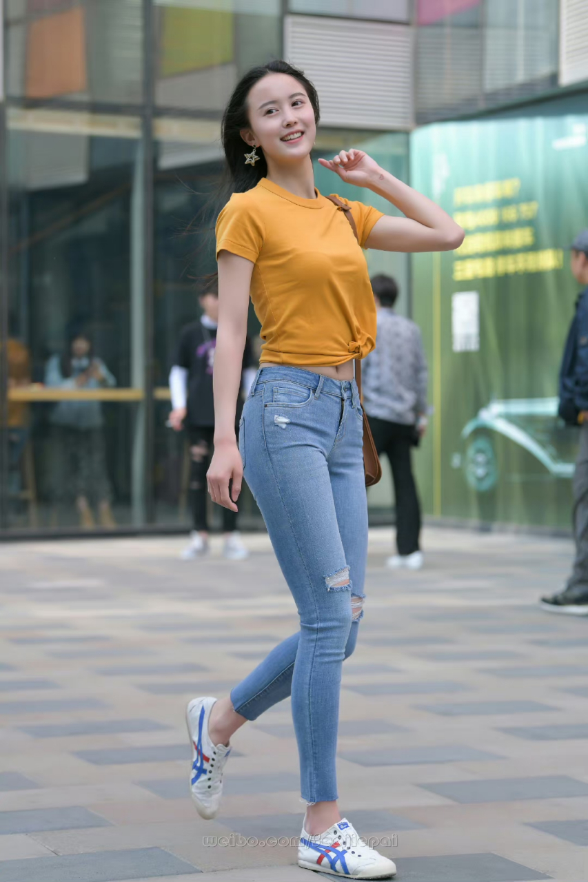 眼睛会说话#时尚街拍# #街拍穿搭分享