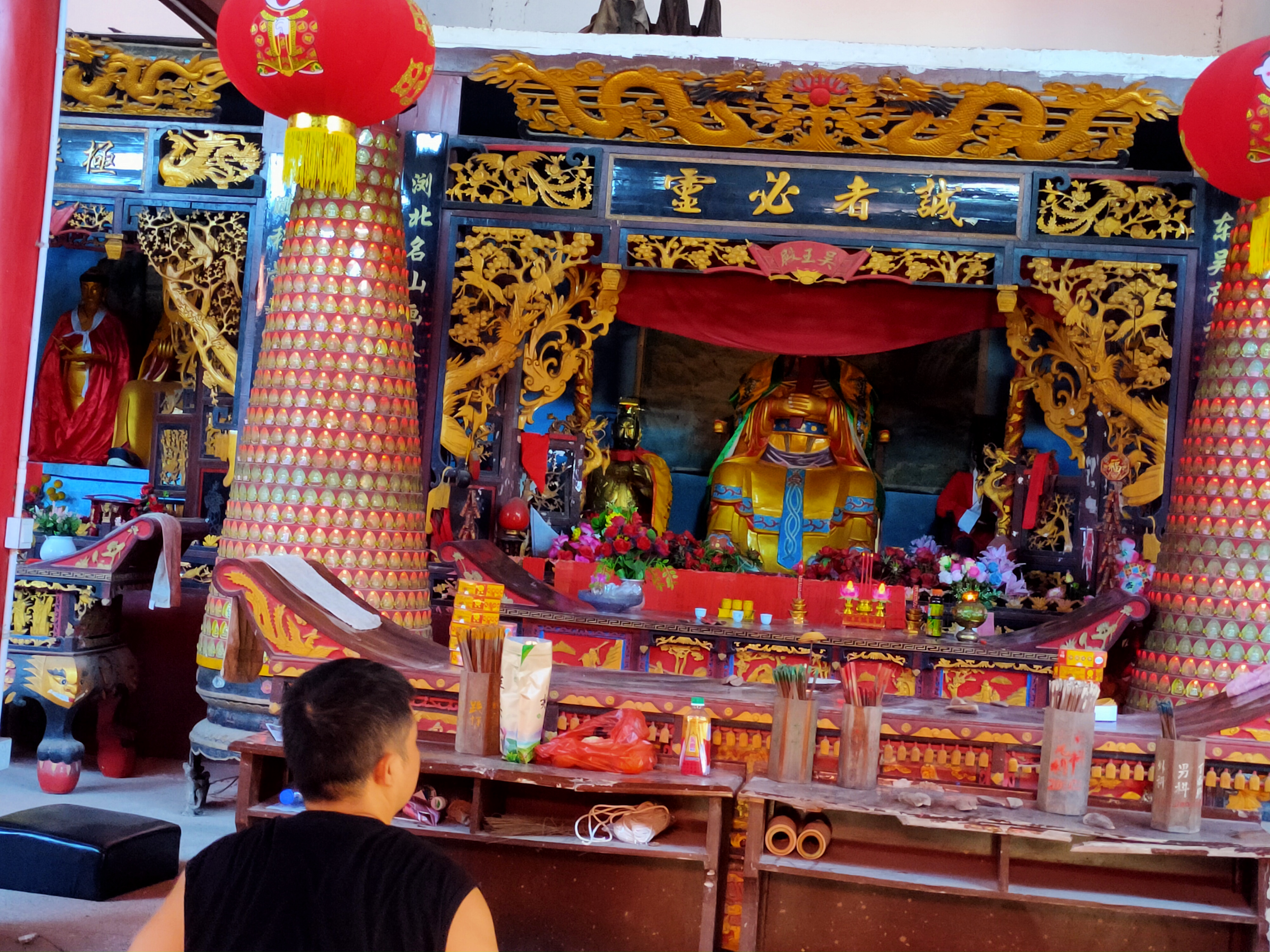 《七绝·浏阳吴王庙》蒿山岭上有圣堂,九域衣冠谒吴王