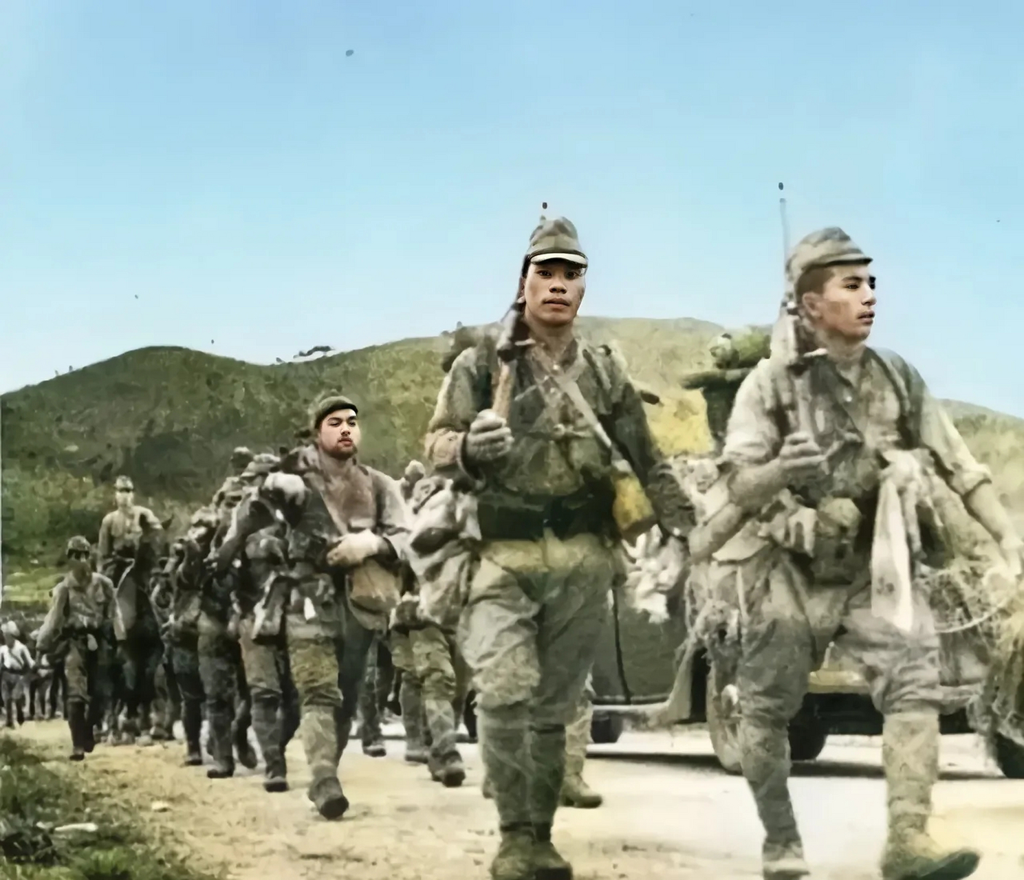 而旁边的老百姓却只能走路两侧的沟里,稍有反抗