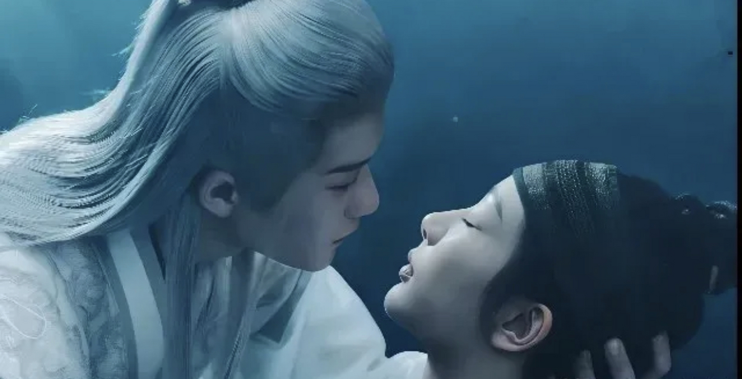 尤其是这个吻还在旋转中,仿佛有水