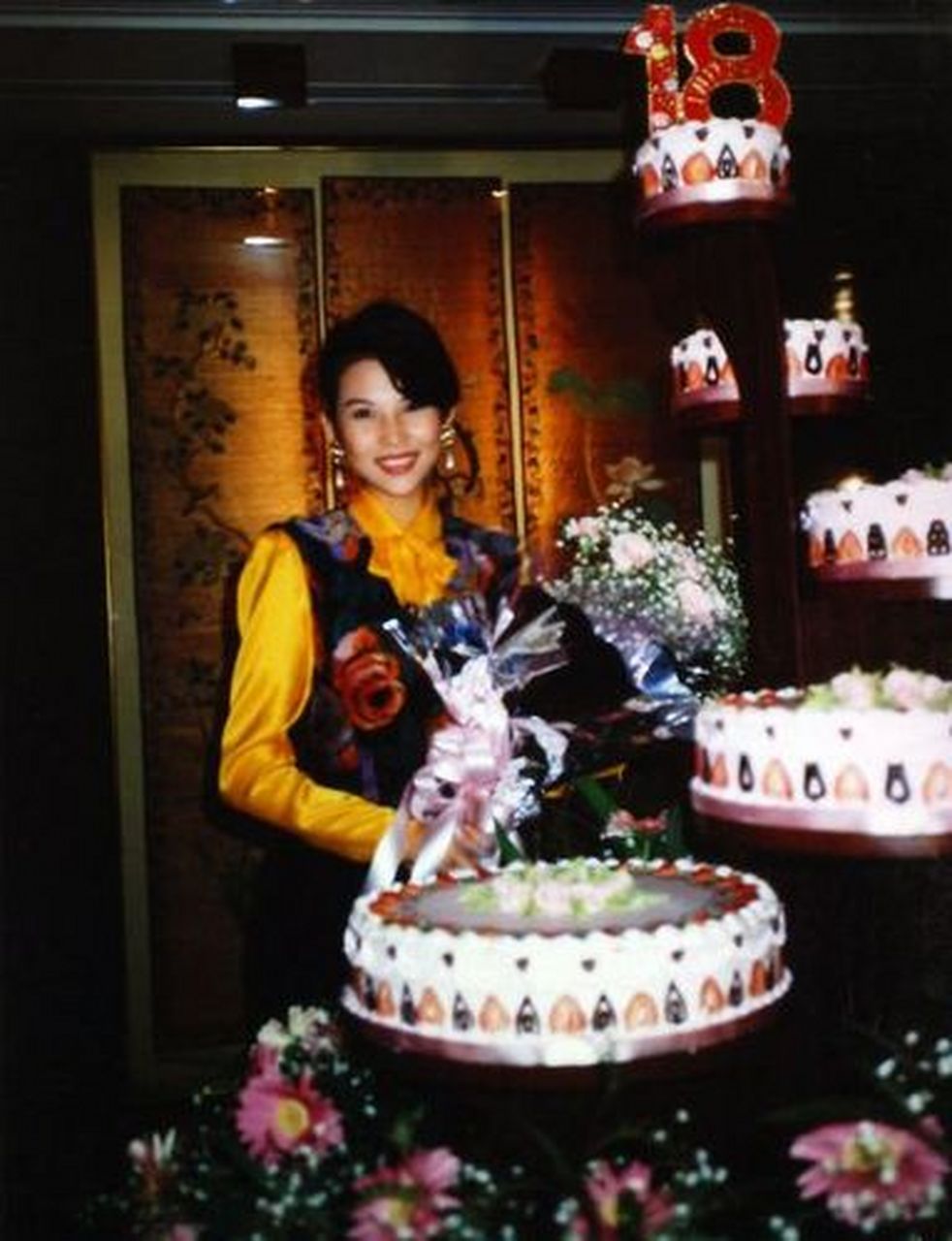 蔡少芬18岁时就有人给她过如此奢华的生日,看来这人从年轻就不简单呀!