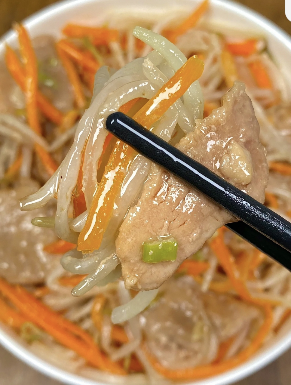 肉片滑嫩多汁,豆芽鲜甜爽口,汤汁拌米饭一三碗都不过瘾!