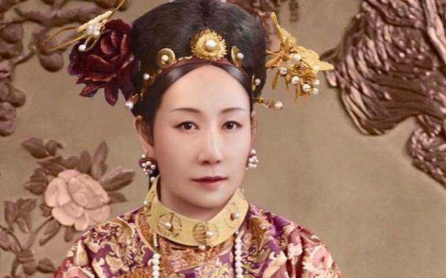 她是清朝八旗后裔,如今身价上百亿,丈夫是明星家喻户晓!