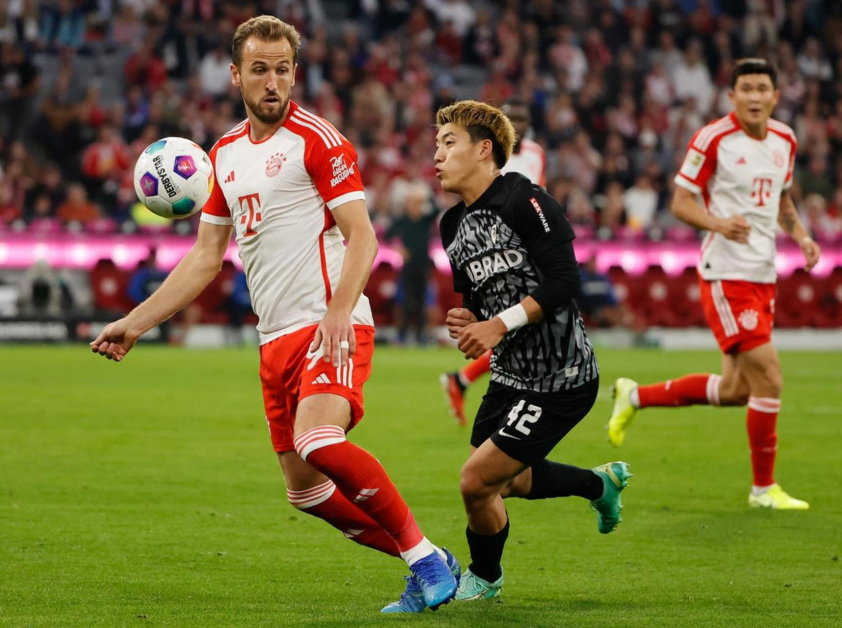 拜仁球星科曼本场大放异彩,完成两次助攻并打入两球,助力拜仁3-0战胜